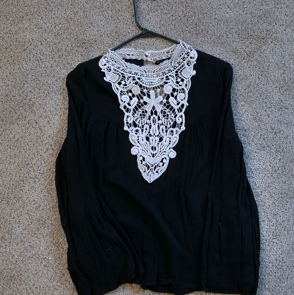 🖤 Beautiful Gothic White Laced Black Shirt 🖤 - Picture 3 of 4